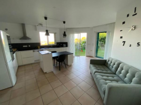 Bas de villa indépendant au calme - belle vue mer et campagne - jardin privatif